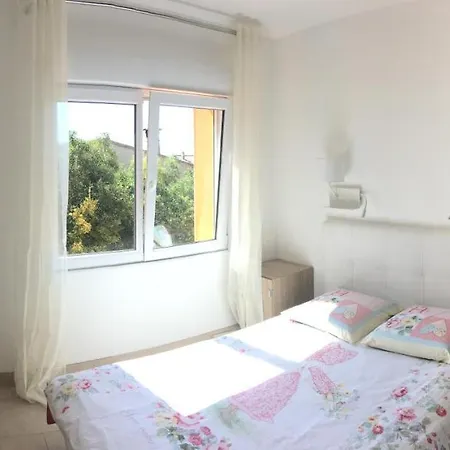 Newly Renovated 6br A/c 10min From The Beach